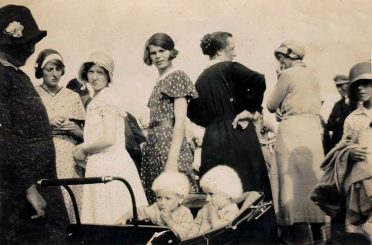 In kinderwagen Jannie en Eelkje Schotanus in 1931